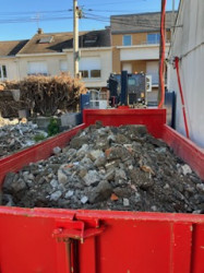 Benne à louer pour évacuer des déchets industriels  